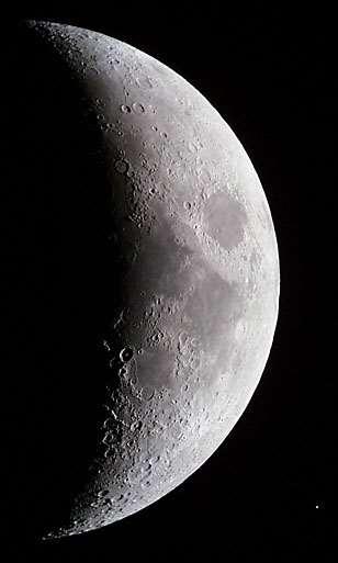 Definitie satelliet Een natuurlijke maan of natuurlijke satelliet is een hemellichaam