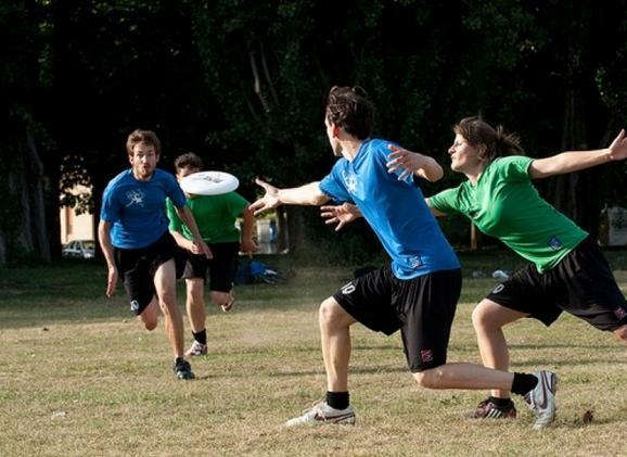 Het is de bedoeling de frisbee in de eindzone van de tegenstander te