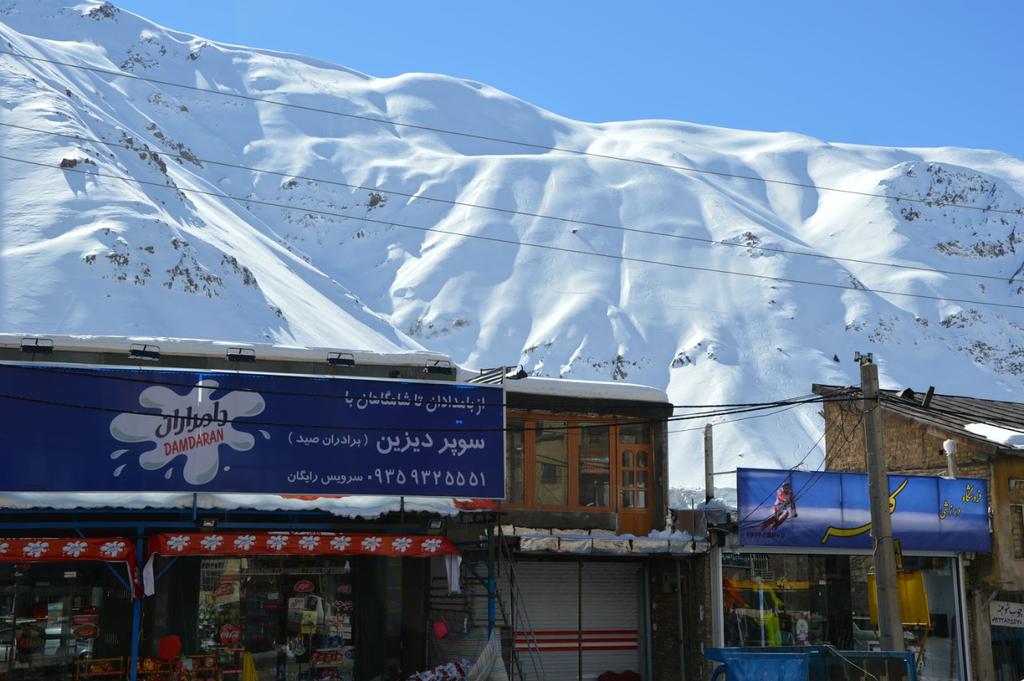 Vanuit Teheran, de hoofdstad van Iran, zijn de bergen direct zichtbaar en met 5610 meter is de Damavand zelfs bijna 800 meter hoger dan de Mont Blanc.