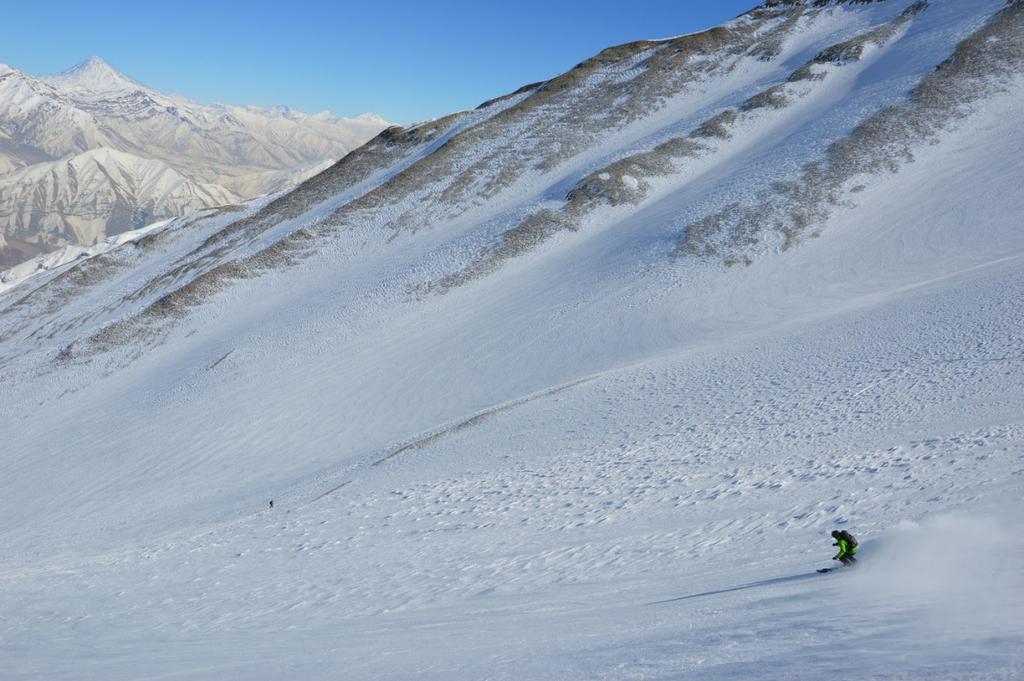 Het kan zijn dat je per dag totaal (klimmen en dalen) 6-8 uur op pad bent. Afdaaltechniek: Je skiet of board zonder te vallen vlot en makkelijk de zwarte piste af.