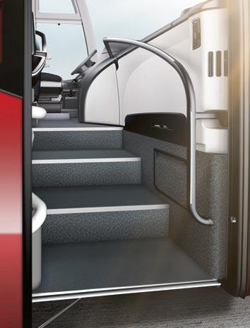 Uitzonderlijke ruimte kenmerkt het reizen in de ComfortClass 500. En dat al vanaf het eerste moment: de kneeling-functie, de brede treden en de elegante handleuning maken het instappen al plezierig.