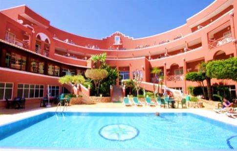 moderne eigen badkamer. In de directe omgeving van het hotel zijn de golfbanen Boavista Golf, Espiche Golf, Palmares en Santo Antonio (Parque da Floresta) te vinden.