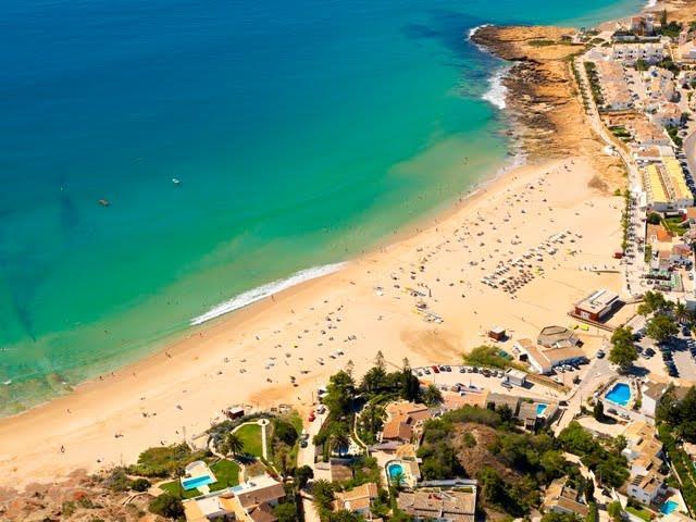 In het zuiden van Portugal gelegen strekt dit gebied zich uit van de Spaanse grens in het Zuidoosten tot aan dorpjes zoals Lagos en Sagres in het Zuidwesten, met in totaal zo n 150 km strand.