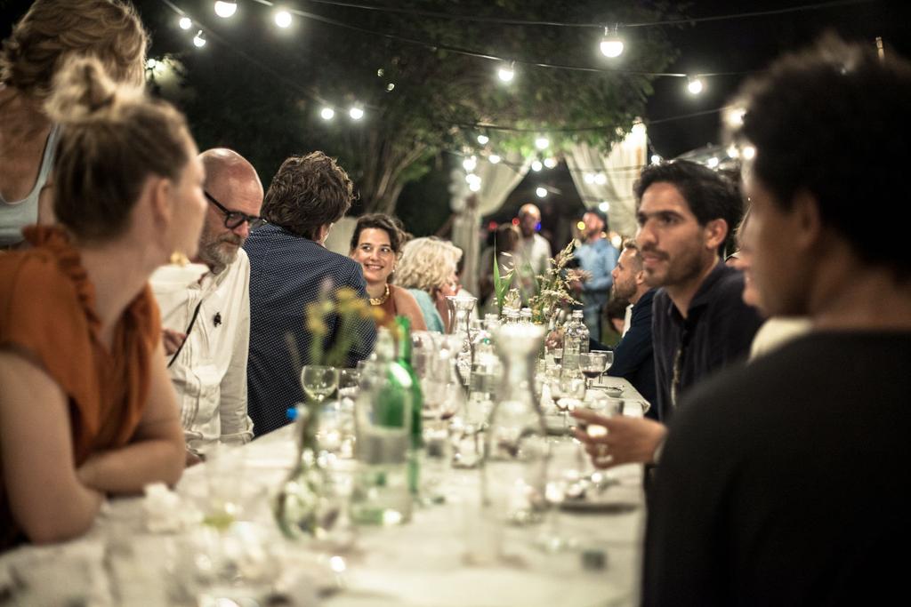 Jouw gasten worden tot in de puntjes VERZORGD Na de ceremonie schenken we champagne, gevolgd door een schitterend diner aan de lange tafels.