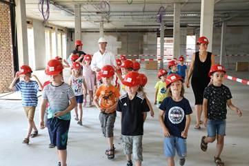 Snuffelen aan de nieuwe school Nogal wat Bob en Wendy de Bouwers waren gisteren (20 juni) op verkenningstocht in Nijmegen.