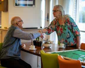 Antl gespekken pe ondewep: De oudeendviseu icht zich op 55 plusses in Hdewijk en Hieden. Zij geeft infomtie, dviseet, geeft ondesteuning en vewijst of bemiddelt.