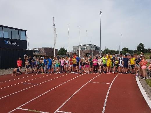 Leerkrachten en kinderen genoten van een sportieve dag op de atletiekbaan van Atverni. Het was prachtig weer en ieder kind heeft zich ingezet om zijn of haar persoonlijk record te halen.