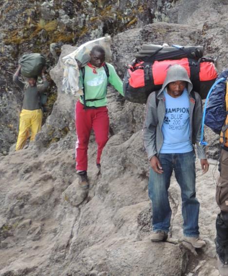 Bagage & materiaal Bagage / bepakking voor de beklimming Houd u rekening met een bagage restricties voor de Kilimanjaro trekking van maximaal 15kg per persoon (inclusief matras en slaapzak*).