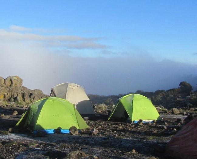 Programma van de Machame route (6 of 7 dagen): U komt aan op het Kilimanjaro Airport en wordt naar uw eerste accommodatie aan de voet van Mount Meru gebracht (45min).