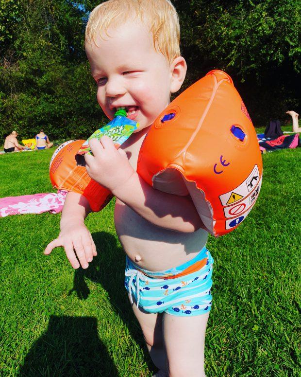 Echt de hele zomer zei ik al dat ik naar het zwembad wilde met Max maar ik durfde niet zo goed alleen. Maar zijn papa wilde niet mee. Toch de laatste mooie dag ben ik gegaan.