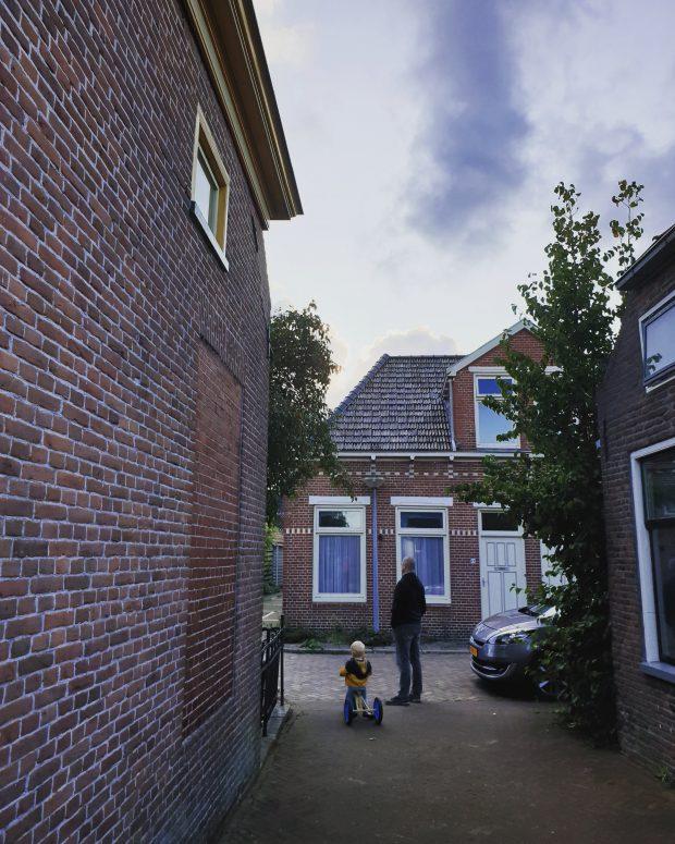 En dit weekend zijn we nog even als gezin een stukje gaan wandelen. Max op zijn loopfiets.