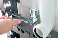 OPVALLEND EENVOUDIG Het frame van de Geberit Monolith sanitairmodule voor wc's is eenvoudig te bevestigen.