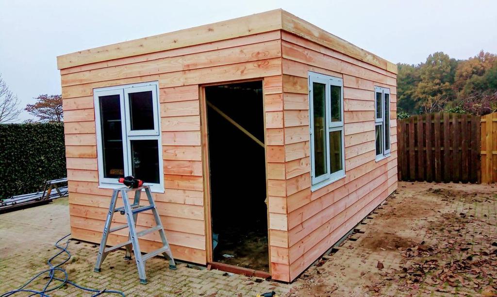 KP EXCLUSIEVE OVERKAPPINGEN: HOUTEN GARAGE Garagebox compleet van hout. Plat dak constructie, inclusief dakbedekking.