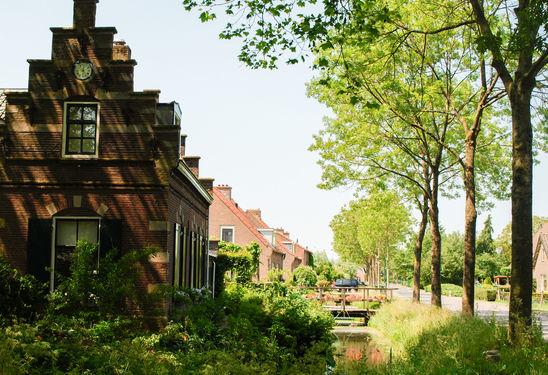 Schalkwijk is bekend van de jeugdwielerronde Tour de Schalkwijk en langs de lek zijn diverse zwem en