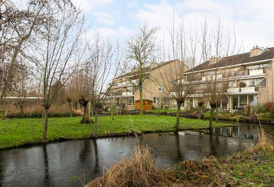 Natuurrijke omgeving Het is hier heerlijk wonen, omdat... De huidige eigenaren hebben vele jaren met veel plezier gewoond aan het Catsveld.