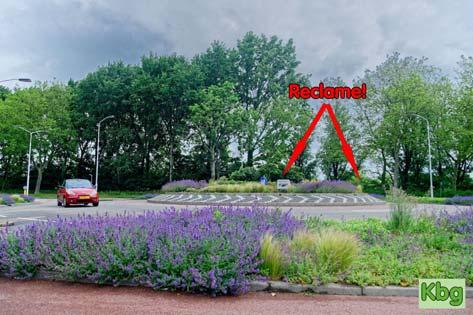 Voetgangers die wachten voor de zebra worden door automobilisten niet opgemerkt als gevolg van geparkeerde auto's.