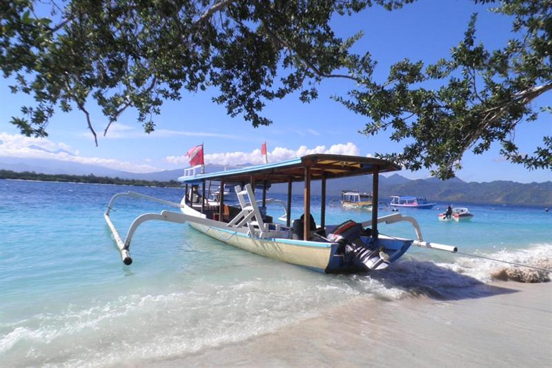 Lekker slenteren op het strand door de kabbelende golfjes, even zwemmen in de verkwikkende zee en nog rozig van een ontspannende Balinese massage in de schaduw van een overhangende palm je boek