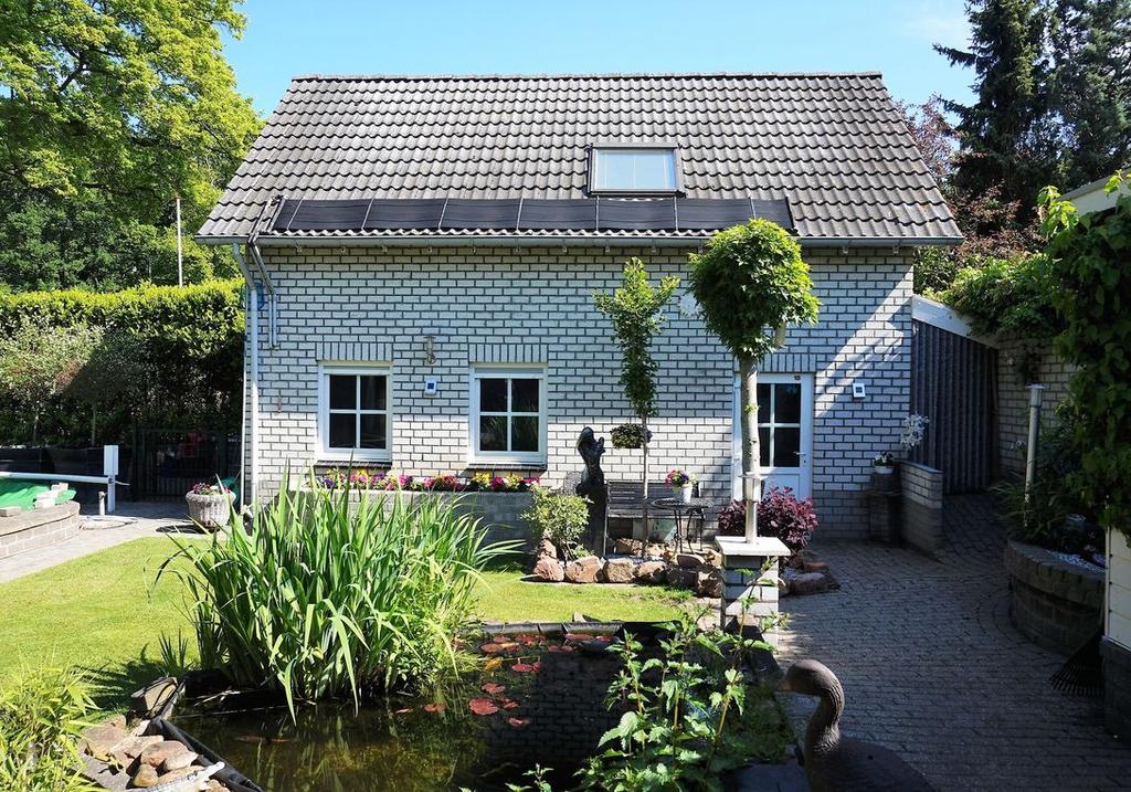 ALGEMEEN Mooi gelegen nabij de Maas goed onderhouden vrijstaand landhuis met ruime living, eetkeuken, bijkeuken, slaap-/hobbykamer met douche op de begane grond, 3 slaapkamers en badkamer op de 1e