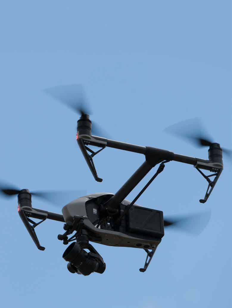 18 DRONES, ROBOTS EN ALGORITMEN IN WATERBEHEER Een quadcopter naast de kaplaarzen in