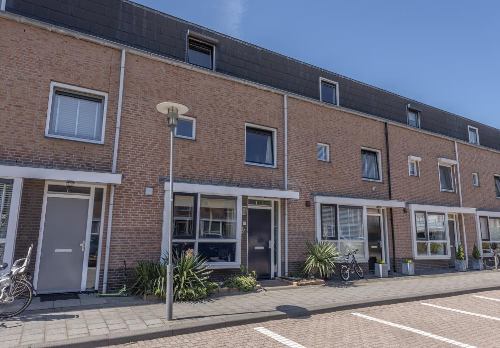 nl Oud-Beijerland, Chopinplein 11 Verrassend ruim woonhuis met