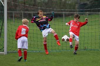 Dikverdiende zege voor ST Estria/SCV 58 - Sambeek (Noor Verbeek) Vol goede moed en zelfvertrouwen betraden de 8 spelertjes van de het veld onder leiding van trainers Michael en Peter.