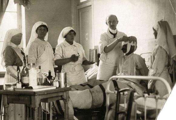Lezing Altijd troosten. Belgische verpleegsters tijdens de Eerste Wereldoorlog. Tijdens deze lezing vertelt Luc De Munck, auteur van het vorig jaar verschenen boek Altijd troosten.