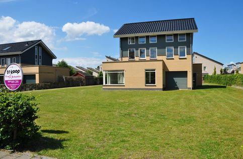 INDELING Begane grond: Hal met meterkast, toiletruimte, toegang tot de garage. Geweldige leefruimte en eetkeuken gezamenlijk 80 m².