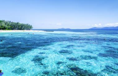 DAG 13 : CAIRNS - GREAT BARRIER REEF. 10 OKT 2020 ONTBIJT EN LUNCH In de vroege ochtend vertrekt u voor één van de hoogtepunten van deze reis: het Great Barrier Reef. Na een boottocht van ca.