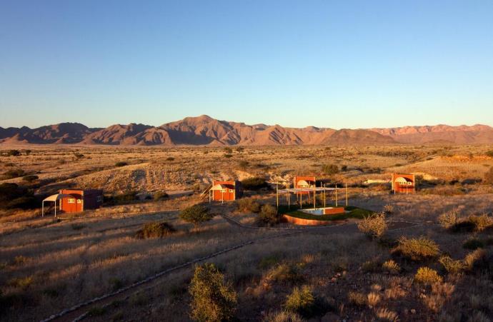 Terra Africa Guest House of gelijkwaardig Dag 2 & 3: SOSSUSVLEI, NAMIBIE Als u naar het zuiden gaat, begeeft u zich naar het Namib Naukluft National Park en uw accommodatie voor de komende twee