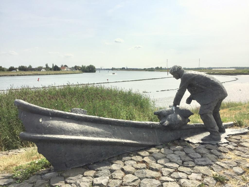 Scheveningen, van Mondriaan tot lekkerbek: Mondriaan omdat de wandeling start bij het Gemeentemuseum in Den Haag, ontworpen door Berlage, waar veel werken van Mondriaan permanent tentoongesteld zijn.