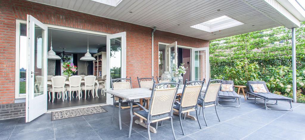 Tuin Aan de voorzijde is de woning voorzien van een keurig aangelegde voortuin met volwassenaanplanting, groene omheining, gazon en middels