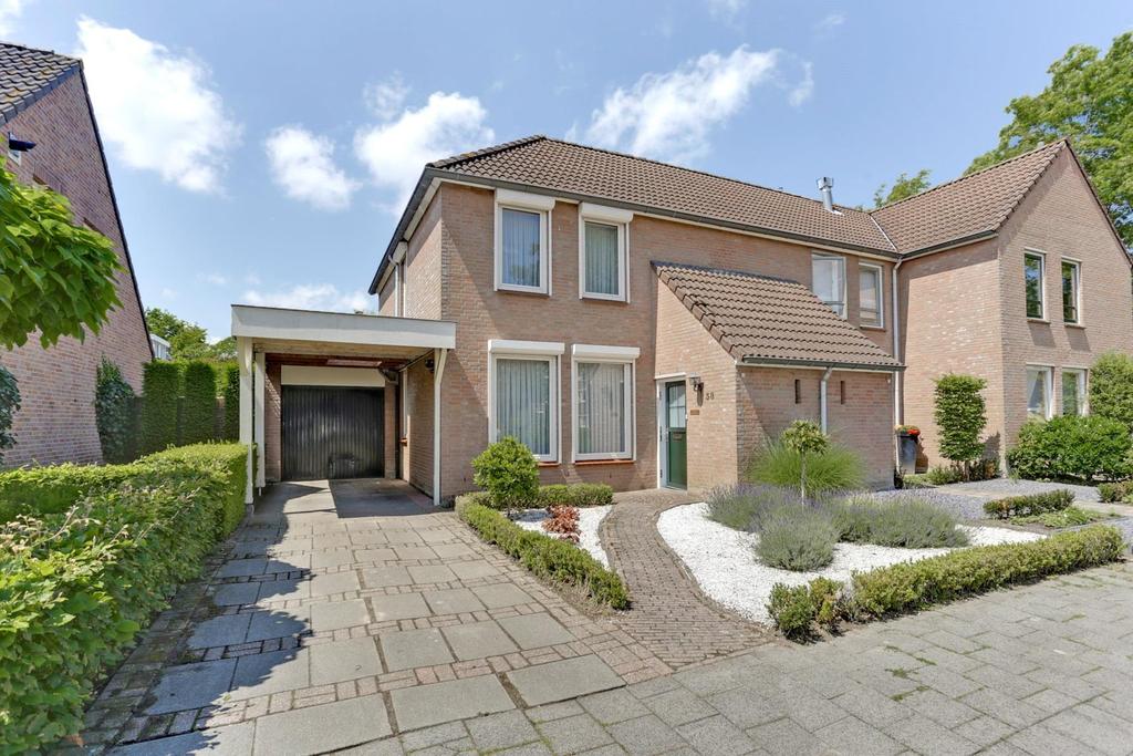 Gelegen in een rustige wijk in Alphen dichtbij alle voorzieningen Een keurige hoekwoning, gelegen in een rustige, kindvriendelijke straat tegenover een groen plantsoen.