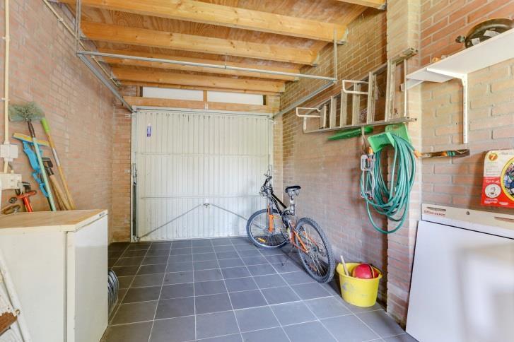 Er bestaat een mogelijkheid om de garage om te bouwen naar een slaapkamer/badkamer wat