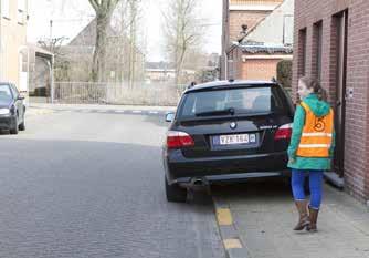 Stappen Oversteken bij een agent Stappen Oversteken op een zebrapad Weetje: als een agent het verkeer regelt, gaan zijn bevelen boven de andere regels, borden, markeringen en lichten.