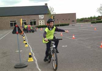 Trappen Afslaan en arm uitsteken Trappen Fietsen in groep Weetje: enkel in gevaarlijke situaties (bijvoorbeeld bij slecht weer of als het wegdek in slechte staat is), mag je je