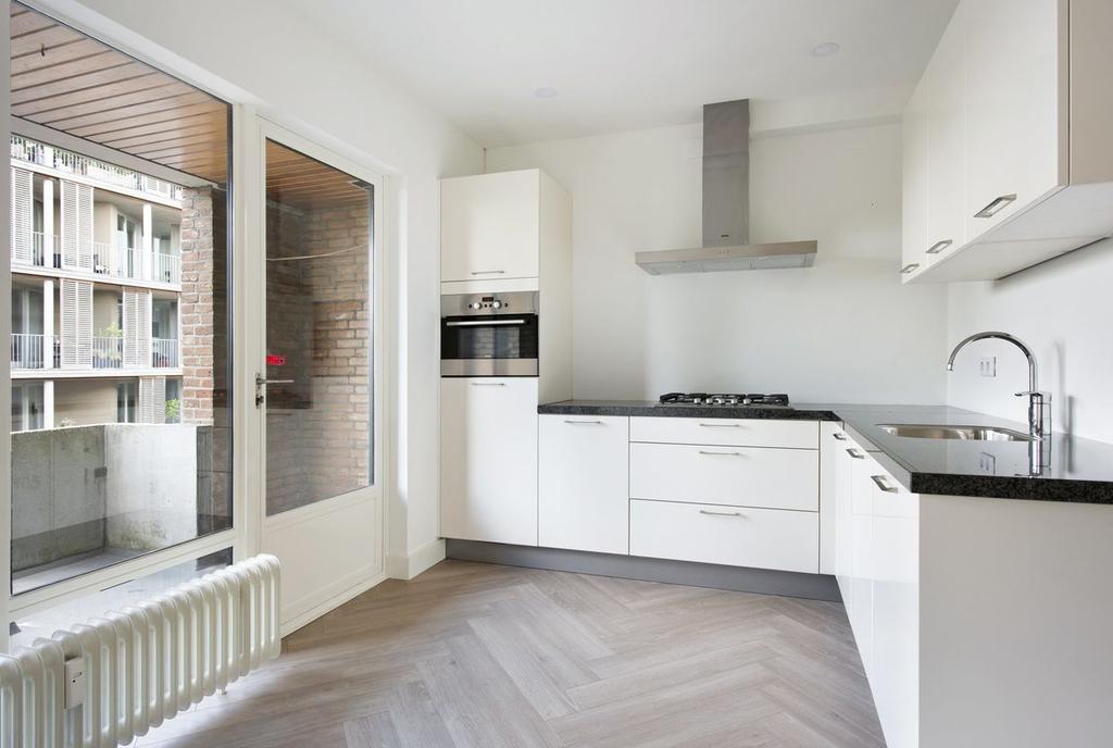 Omschrijving TOPLOCATIE 5-kamerappartement, volledig verbouwd en instapklare maisonette in Residentie Ginneken' met moderne nieuwe inbouwkeuken, lichte woonkamer met open-haard en een zonnig balkon!