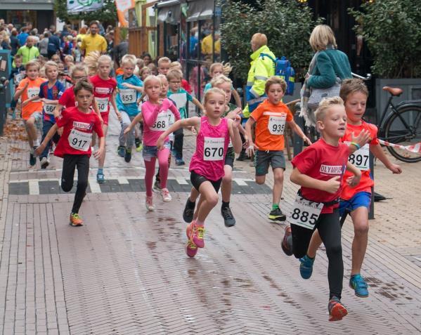 30 uur 500 meter 4 en 5 jarigen aansluitend 500 meter 6 en 7 jarigen aansluitend 500 meter 8 en 9 jarigen aansluitend 1000 meter 10-12 jarigen In elke leeftijdsgroep zijn er prijzen voor de