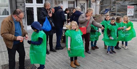 (Abel, Sietske, Dorian, Linde) Koffiestop (L1) Op woensdag 3 april organiseerden de leerlingen van het eerste leerjaar een koffiestop op de wekelijkse markt.