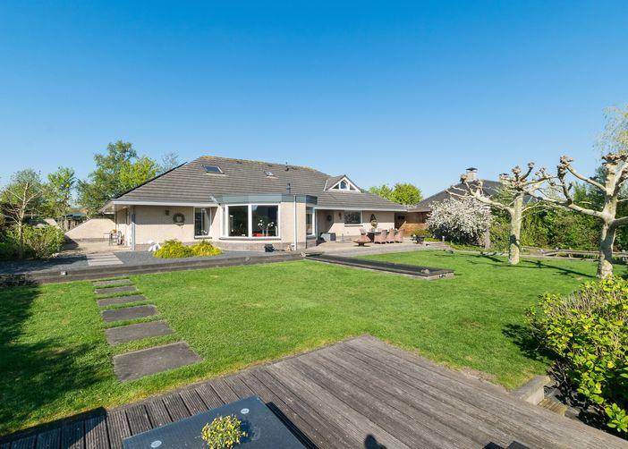 Door de open ruimtes op de begane grond biedt elke ruimte een fraai uitzicht op de tuin en het water. De openslaande tuindeuren leiden naar de achtertuin welke is v.v. diverse terrassen.