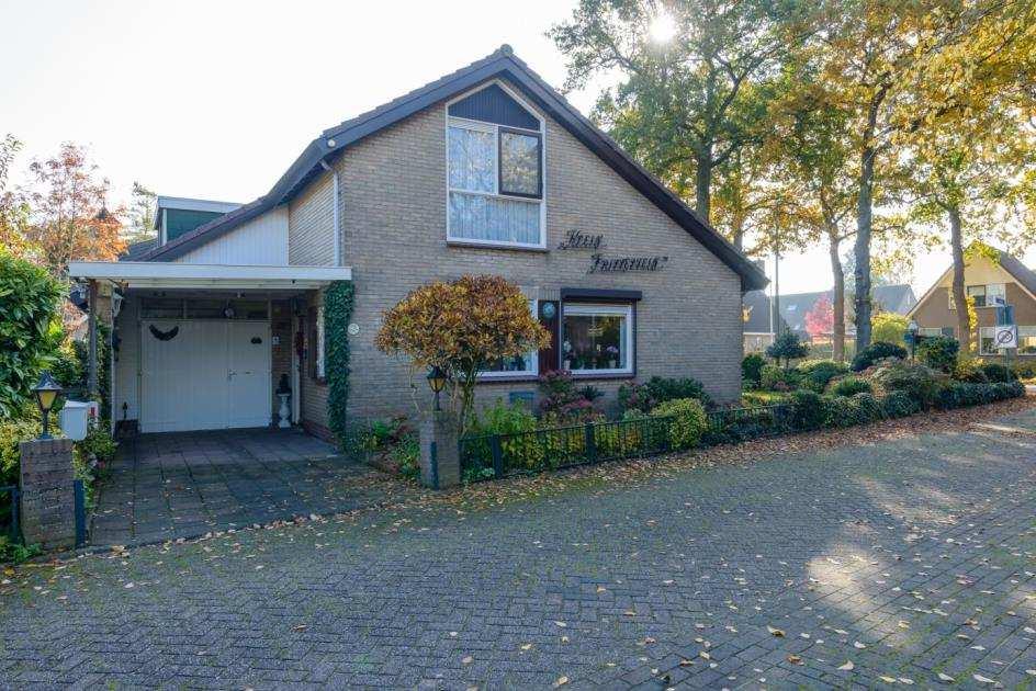 Deil Vergdstraat 2 Op een prachtige locatie in de dorpskern gelegen vrijstaand woonhuis met veel leefruimte, een garage en sfeervolle tuin.