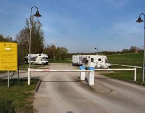 We rijden daarna naar de camperplek in Dinkelsbühl waar het erg rustig is. We zitten nog een poosje heerlijk buiten.