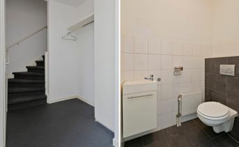 De toiletruimte is modern betegeld met lichte wandtegels en antraciete vloertegels, verder is de toiletruimte voorzien van een