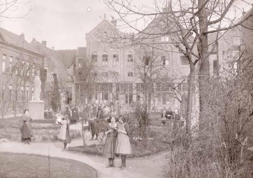 De zusters Ursulinen kwamen op 21 maart 1876 als vluchtelingen vanuit Dorsten, Westfalen in Duitsland.