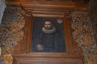 3. Portret van een man met schotelkraag en rechtsboven een wapenschild met drie roosjes.