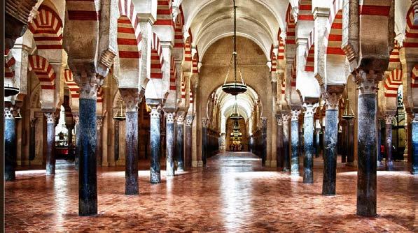 Samen met een officiële gids bezoekt u het bekende Plaza de España. Het plein heeft de vorm van een enorme halve cirkel, omringd door gebouwen.