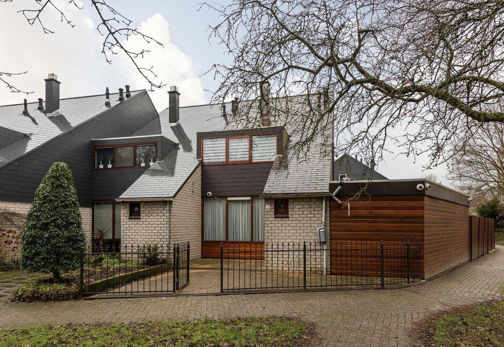 De tuin biedt tevens plaats aan 2 schuren, alsmede een aan het huis gebouwde hobbyruimte.