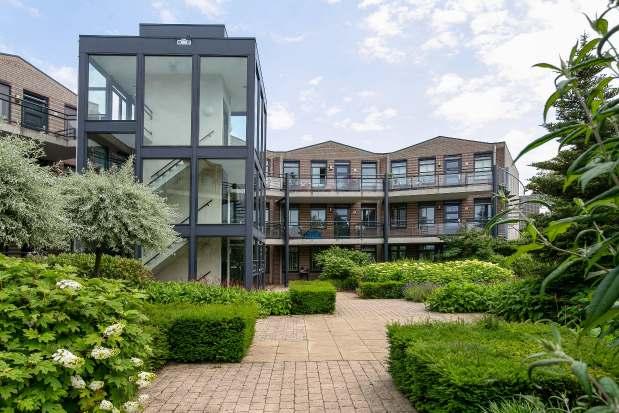 ALGEMEEN: Het appartement ligt in een modern, kleinschalig complex (22 appartementen), in een rustige woonomgeving van Meerveldhoven, op korte afstand van het City Centrum, Zeelst, uitvalswegen naar