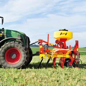 GS 300 M1 - De compacte grassland verzorgingsmachine UW VOORDELEN De GS 300 M1 duidt op 3 meter werkbreedte. Er kan reeds met kleine tractoren vanaf 27 PK gewerkt worden.