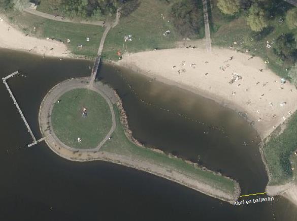 Via de smalle doorstoomopeningen onder deze bruggetjes staat het water van de zwemlocatie met de rest van de plas in