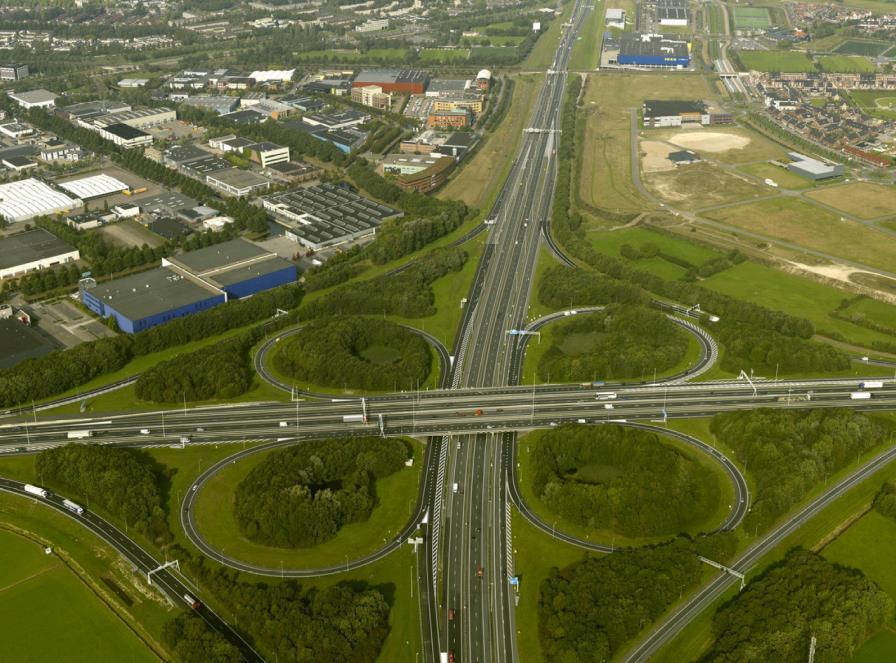 Leefbaarheidsproblemen rond knooppunt Hoevelaken De verkeersdrukte op het knooppunt Hoevelaken en de aangrenzende rijkswegen, zorgt ook voor leefbaarheidsproblemen in de nabij gelegen kernen zoals